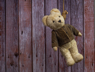 Der hängende Teddybär symbolisiert den Selbstmord.