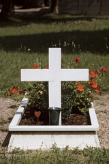 weisses Grabkreuz