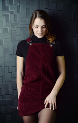 junge frau in rotem latzhosen cord kleid