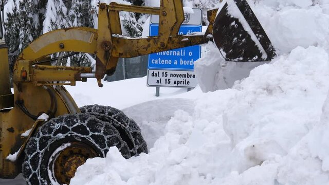 Spazzaneve che rimuove la neve dalla strada di montagna dpopo un abbondante nevicata.

Mezzi di soccorso stradale in azione, durante l'inverno sulle strade di montagna