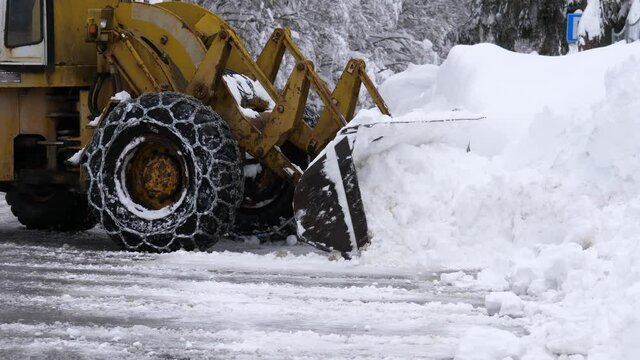 Spazzaneve che rimuove la neve dalla strada di montagna dpopo un abbondante nevicata.

Mezzi di soccorso stradale in azione, durante l'inverno sulle strade di montagna