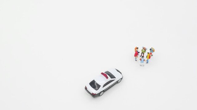 話し合う旅行者を規制するパトカーのストップモーションアニメーション 
