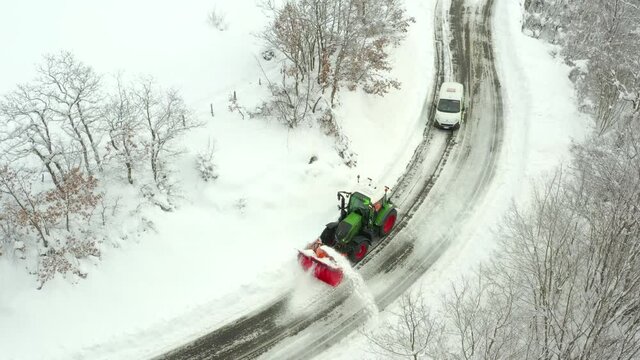 Spazzaneve che rimuove la neve dalla strada di montagna dpopo un abbondante nevicata.

Mezzi di soccorso stradale in azione, durante l'inverno sulle strade di montagna
