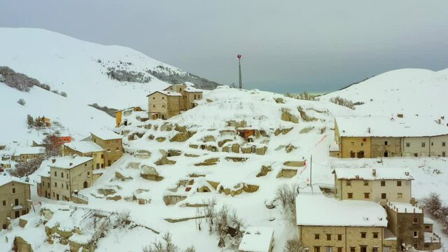 Castelluccio di Norcia sotto la neve, Umbria.
Vista aerea di quel che rimane di Castelluccio Norcia durante l'inverno, dopo il devastante terremoto.