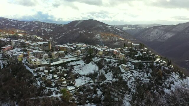 Il borgo di Jenne sotto la neve ai piedi di Monte Livata
Vista aerea di Jenne, coperto di neve durante l'inverno.