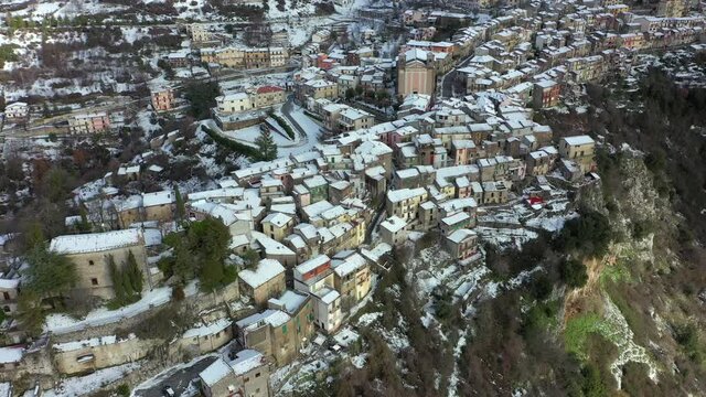 Il borgo di Jenne sotto la neve ai piedi di Monte Livata
Vista aerea di Jenne, coperto di neve durante l'inverno.