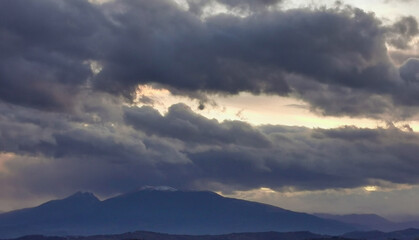 Fototapeta na wymiar Nubi tempestose al tramonto sulle montagne dell'Appennino