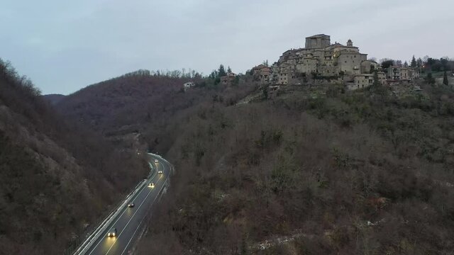 Ornaro, Paese arroccato sulla Salaria nel tratto tra Roma e Rieti. 

Appennino Italia Centrale. Vista aerea sulla Salaria e sul borgo di Ornaro