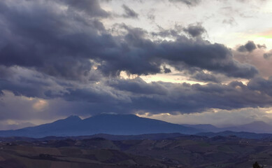 Nubi tempestose al tramonto sulle montagne dell'Appennino