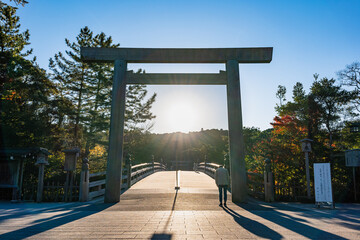 伊勢神宮　内宮　宇治橋鳥居から昇る朝日