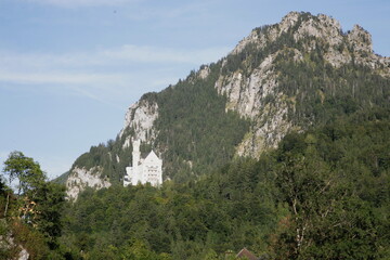 Fototapeta na wymiar Schloss Neuschwanstein und Hohenschwangau im Vordergrund