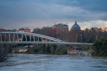 Naklejka premium Ponte della Musica e sfondo Cupola di San Pietro, Roma