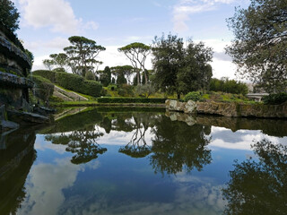 Fototapeta na wymiar bel panorama dal giardino delle cascate all'eur, a roma