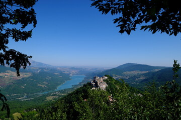 Una bellissima inquadratura di Monteferrante con il lago di Bomba sullo sfondo