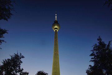 Low Angle Shot des Stuttgarter Fernsehturms bei Nacht © Sven Förter/Wirestock
