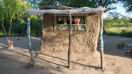 Fototapeta na wymiar Einkaufsmarkt in einer Lehmhütte in einem Dorf in Sambia