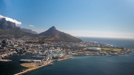 Blick auf Kapstadt aus der Luft während eines Helikopterflugs über die Stadt im Kap in Südafrika