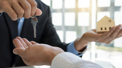 Keys in the hands of real estate agents, home leases and home sales.