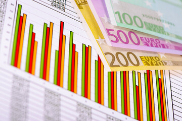 Aktienkurs und Chart der Börse mit Euro Banknoten
