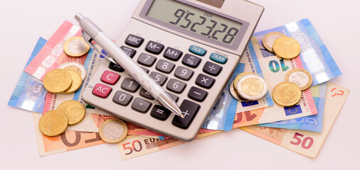 Euro Banknoten im Detail mit Taschenrechner und Stift