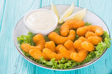 Shrimps in batter with sauce and lime
