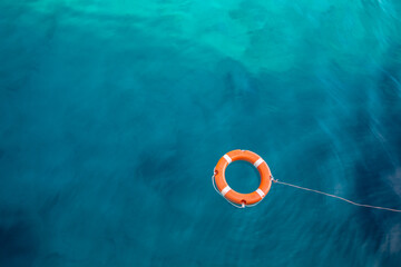 Un salvagente galleggia sull'acqua turchese della Riserva dello Zingaro (Sicilia)