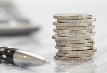 Budget Kalkulation mit Euro Münzen und Chart