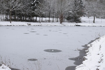 zugefrorener Heilbachsee im Winter