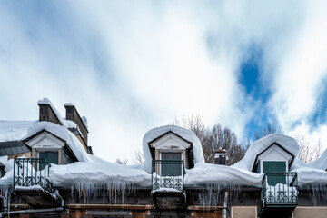 stalactites de glasse et neige sur les toits