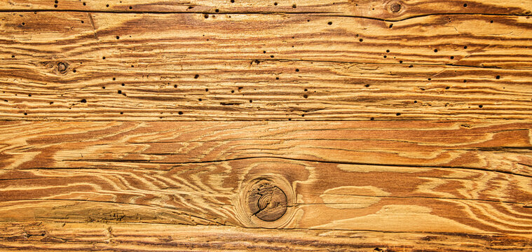 Altes bearbeitet Zirben Holzbrett mit einzigartiger Holztextur und Asteinschl&uuml;ssen.