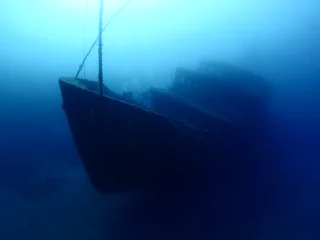 Fototapeten Schiffswrack Landschaft Unterwasser Schiffswrack tiefblaues Wasser Ozean Landschaft aus Metall unter Wasser © underocean