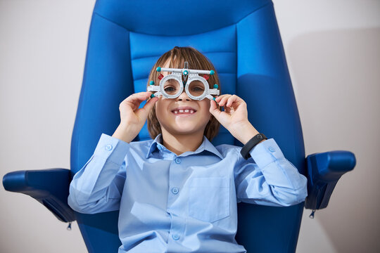Child playing with the knobs of an ophthalmological device