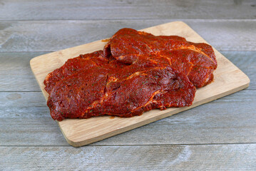 Steak auf einem Küchenbrett