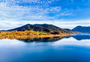Fototapeta premium Blick auf den Tegernsee im Herbst, Bayern, Deutschland
