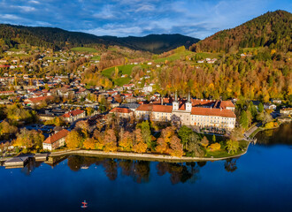 Kloster Tegernsee am Tegernsee im Herbst, Bayern, Deutschland