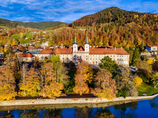 Kloster Tegernsee am Tegernsee im Herbst, Bayern, Deutschland