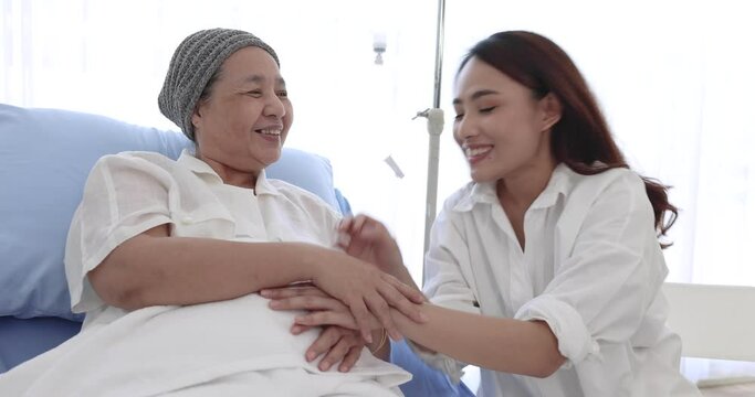 Asian woman visits her mother at the hospital, Take care of the sick and encourage.