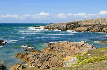 La mer s'invite au milieu des falaises