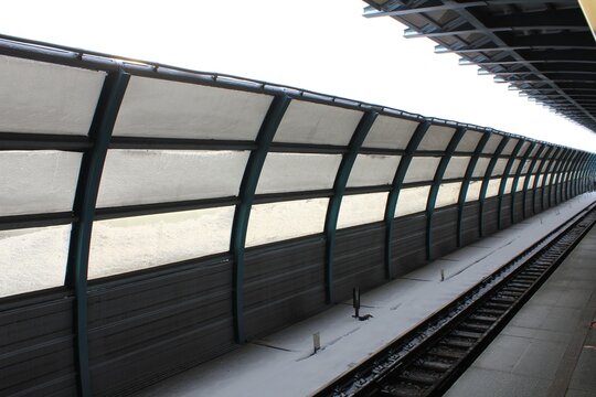 Subway train platform with wind protection.