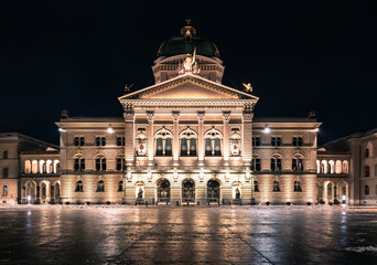 Das Bundeshaus, federal building, am Bundesplatz in Bern, Schweiz, bei Nacht im Winter