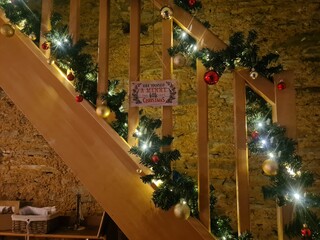 Décorations de Noël sur une rampe d'escalier
