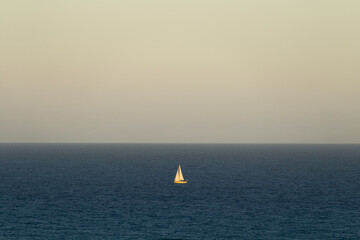 Barco a vela navegando no mar de Arraial D'ajuda Bahia Brasil © José Gomes