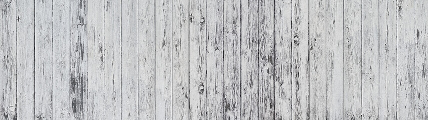 Fototapeta na wymiar Panorama Holzwand aus hellgrau gestrichenen, vertikalen, stark verwitterten Brettern