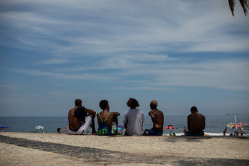 A crowded beach in the middle of Monday creates an agglomeration in some points of the carioca...
