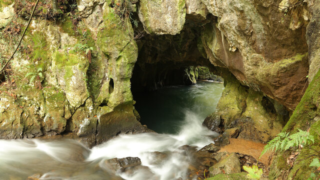 Gruta del diablo, Fuente del Franc&eacute;s, R&iacute;o Aguanaz, Hoznayo, Cantabria, Espa&ntilde;a