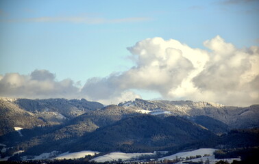 Blick von Freiburg auf ein verschneites Schwarzwaldpanorama