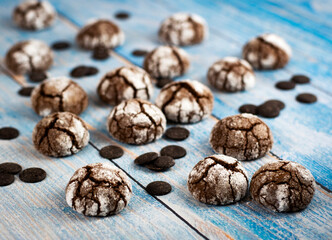 chocolate round cakes on blue plates