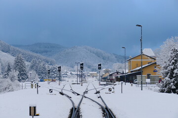 winterliche Bahnstation