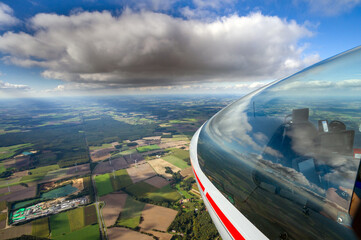 Blick aus einem Cockpit eines Segelflugzeugs