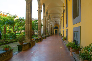 Fototapeta na wymiar corridoio nel chiostro di santa chiara, Napoli